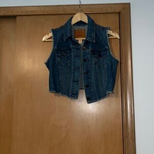 Levi’s crop vest